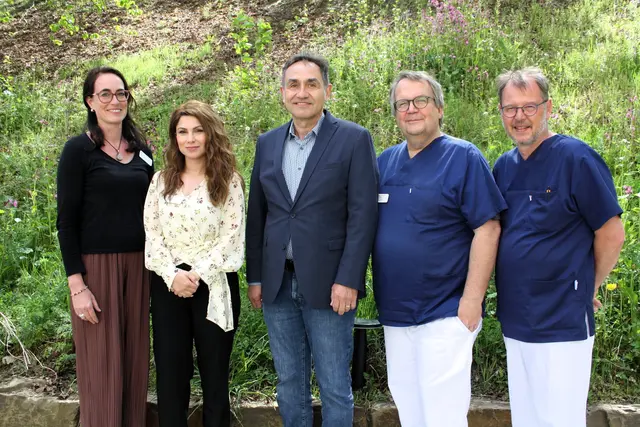 Von links nach rechts: Kerstin Weitzenkamp (Pflegedirektorin), Nasanin Chenari (Klinikgeschäftsführerin), Dr. Ralf Plaga (Neuer Leiter Sektion Unfallchirurgie), Stefan Luther (Ärztlicher Direktor) und Frank Burgmer (Leitender Oberarzt Klinik für Allgemein-, Viszeral- und Unfallchirurgie) | Foto: Helios Klinik Wipperfürth