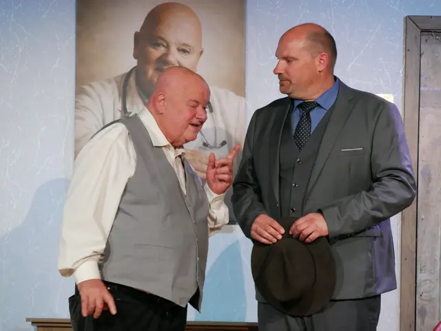 Dr. William Chumley will noch einmal mit Elwood P. Dowd über seinen Freund Harvey sprechen.  | Foto: Anita Brandtstäter