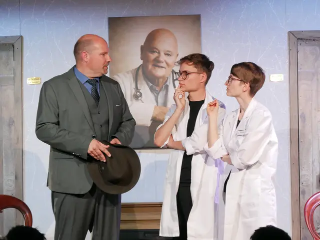 Elwood P. Dowd erzählt Dr. Sanderson und Dr. Sanderson, wo er zuletzt mit Harvey und Dr. Chumley war.  | Foto: Anita Brandtstäter