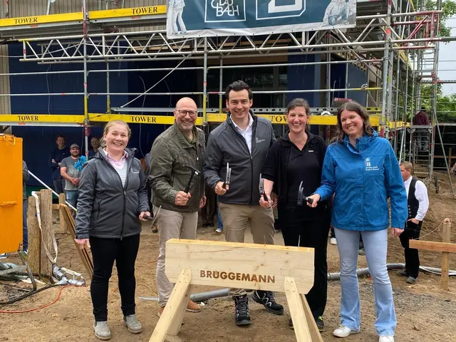 Richtfest für die G9-Erweiterung am AMG mit (v.l.) Alexandra Meuthen (Leitung FB8), Rolf Faymonville (Schulleitung AMG), Bürgermeister Marcel Kreutz, Désirée Grove (Projektleitung Brüggemann Holzbau GmbH) und Veronika Franke (Projektleitung Schulbau GmbH). Foto: Stadt Bergisch Gladbach