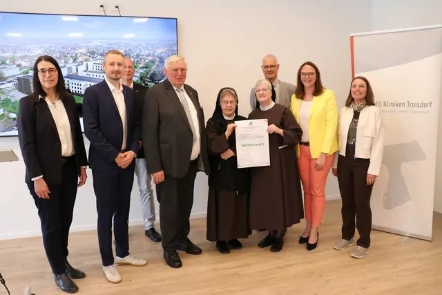Grund zur Freude: NRW-Gesundheitsminister Karl-Josef Laumann (4.v.li.) übergibt den Förderbescheid an Schwester Scholastika Kaiser, Schwester Veronika Fricke (5. u.4. von re.) und Ingo Morell (3.v.re.). | Foto: Kaiser