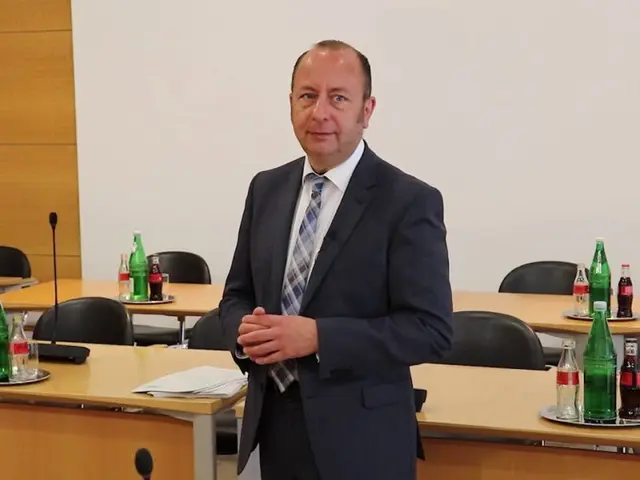 Bürgermeister Matthias Schmitz erläuterte in der Ratssitzung am 5. Mai die angespannte Haushaltslage der Stadt Lohmar und die geplanten Schritte zur finanziellen Konsolidierung. | Foto: Stadt Lohmar