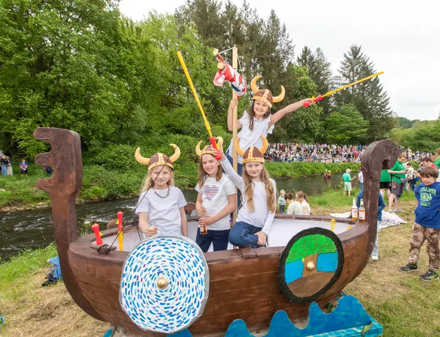 Zum 2. Mal dabei und dieses Mal als „Donnerschwestern der Sülz“ (v.l.): Lotti (10), Margo (8), Elá am Turm und Ada (beide neun Jahre alt). Foto: Axel König