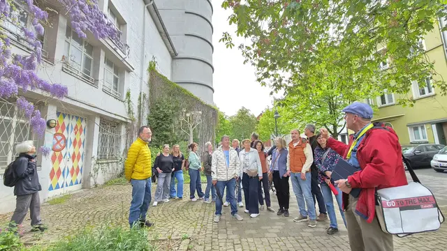Bei einer „Bunker-Tour“ durch Opladen führte Roland Schaper (r.) rund 20 Teilnehmer zurück in die Vergangenheit einer Stadt, die vom Luftkrieg gezeichnet wurde. Foto: Gabi Knops-Feiler