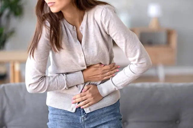 Bauchschmerzen gehören zu den häufigsten gesundheitlichen Beschwerden und schränken die Lebensqualität der Betroffenen oft stark ein. Foto: DJD/Buscopan/fizkes