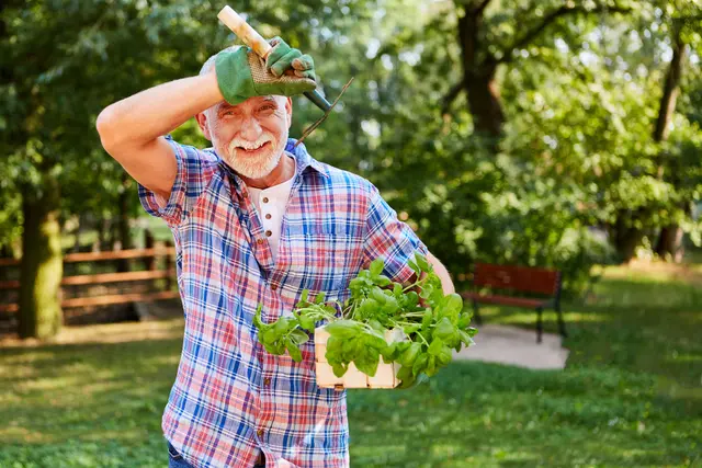 Bei der Gartenarbeit können jetzt auch in Deutschland tropische Mückenarten auf eine Blutmahlzeit lauern. Guter Schutz ist deshalb wichtig. Foto: DJD/Hermes Arzneimittel/Robert Kneschke - stock.adobe.com