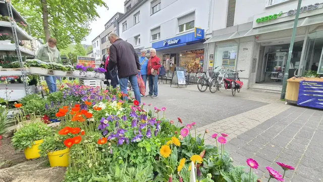 Kräuter und Pflanzen fanden bei Bernd Steinbach vom Burscheider „Florhof“ reißenden Absatz. Foto: Gabi Knops-Feiler 