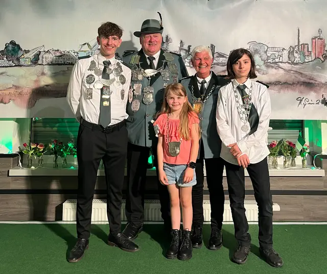 Das Kaiserpaar 2025 Peter Irmer und Birgit Irmer mit Jungschützenprinz Till Weiß (v.l.), Bambini-Majestät Viola Tripp und Schülerprinz Elijah Machau. Foto: Schützen