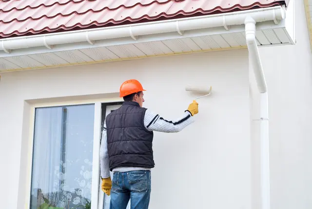 Die Fassade ist die Visitenkarte des Eigenheims. Ein frischer Anstrich wertet die Optik auf und schützt zugleich die Bausubstanz. Foto: DJD/SCHÖNER WOHNEN-Farbe/Getty Images