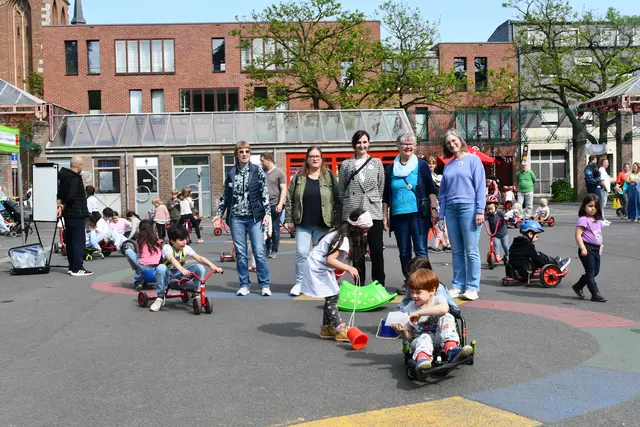 Maria Wächter, Vorsitzende des Kinderschutzbundes (1.v.l.), und ihr Team freuten sich über die vielen quirligen Gäste der Saisoneröffnung des Kuntibunts. | Foto: Foto: Brodüffel