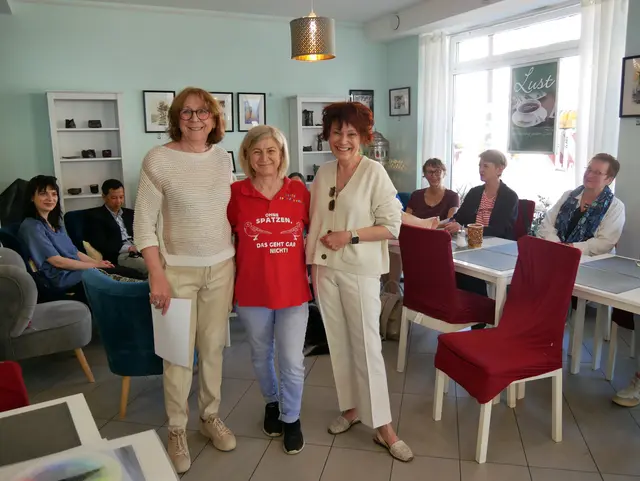 Glückliche Gesichter bei der Vernissage zur Ausstellung "Städte, Meer und bunter Wald" in Mines Spatzentreff - v.l.n.r.: Kuratorin Margot Keila, Inhaberin Mine Murzoglu, Künstlerin Andrea Thomas.  | Foto: Anita Brandtstäter