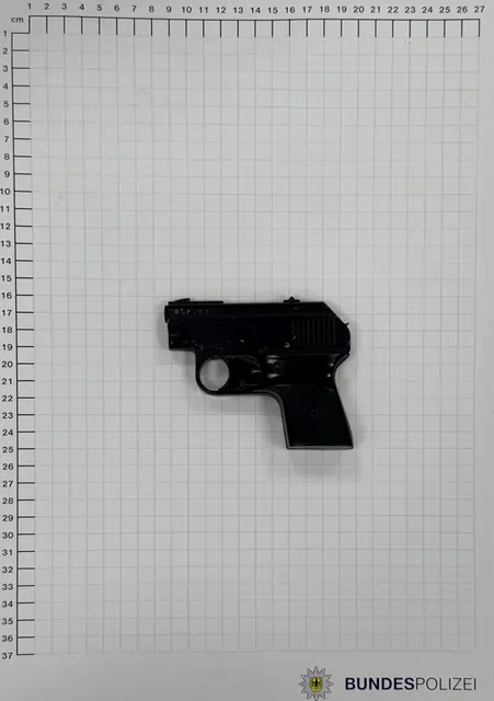 Diese Schreckschusspistole entdeckten die Beamten bei der Sicherheitskontrolle eines Passagieres am Flughafen. | Foto: Bundespolizei