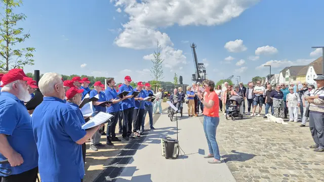 Der Männergesangverein Hitdorf stimmte das Hitdorfer Heimatlied an. Foto: Gabi Knops-Feiler