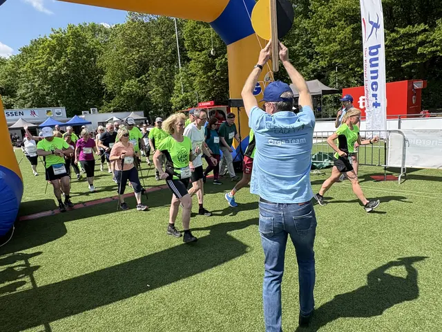 Als erstes starteten die Walker bei "Glessen läuft"  | Foto: Andrea Floß