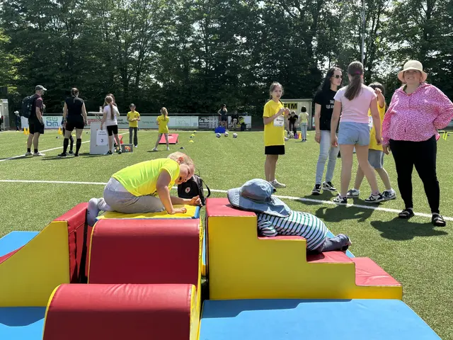 Betreten der Baustelle nur für Kinder: Zertifizierte Tagesmütter boten auf dem Sportplatz ein buntes Programm | Foto: Andrea Floß