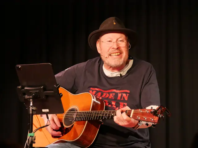 Franz Martin Willizil - Dä Hoot - im Kleinen Theater des Rheinforums.  | Foto: Anita Brandtstäter