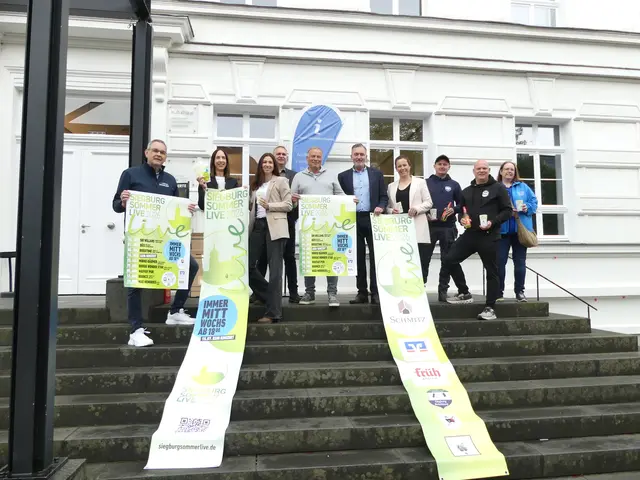 Bürgermeister Stefan Rosemann (links) und der Veranstalter Markus Steffens (Mitte) präsentierten mit Sponsorenvertretern und einer Vertreterin der Vereine vor dem Stadtmuseum Banner und Plakate zum Event. | Foto: Gast
