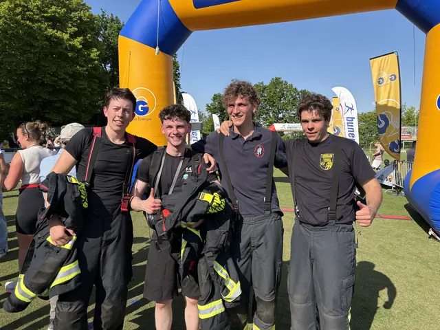 Für die begeisterten Zuschauer waren Philipp Baingo, Nicolas Schlehan, Jannik Hamacher und Michael Stockmeier (v.l.) von der Glessener Feuerwehr die wahren Helden: Sie liefen die 10 km als Staffel unter Atemschutz | Foto: Andrea Floß