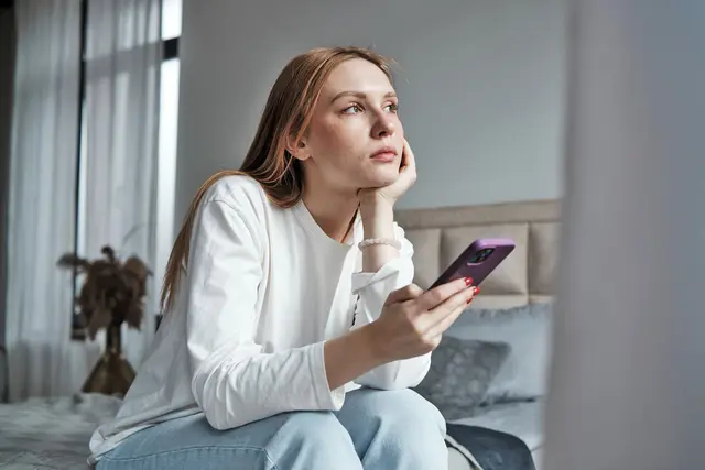 Einsamkeit ist ein sehr persönliches Gefühl. Es entsteht, wenn der Wunsch nach Verbundenheit und Zugehörigkeit unerfüllt bleibt. Foto: DJD/BMBFSFJ/Getty Images/MementoJpeg
