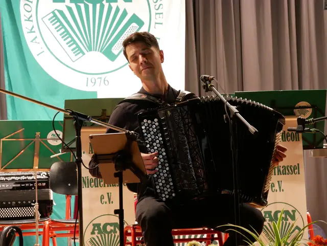Nico Gutu begeisterte nach der Pause mit einem vielfältigen Solo-Programm.  | Foto: Anita Brandtstäter