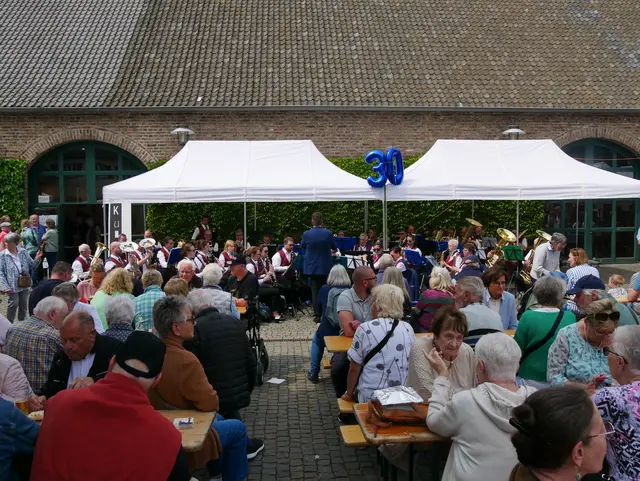 Viele Gäste waren in den Schwingeler Hof um die Mittagszeit gekommen und genossen unter anderem die sinfonische Blasmusik der Musikfreunde Urfeld.  | Foto: Anita Brandtstäter 
