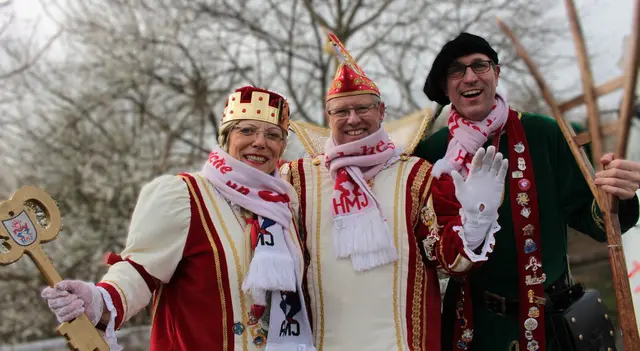 Sehnsüchtig hatten die Jecken, aber noch mehr das Hitdorfer Dreigestirn Prinz Heinz II, Jungfrau Christiane und Bauer Frank, auf diesen Tag gewartet, als sich der 27. Hetdörper Schull- und Veedelszoch am Nelkenfreitag endlich in Bewegung setzte. Danach begann wegen der Pandemie eine zweijährige Pause. Foto: Gabi Knops-Feiler 
