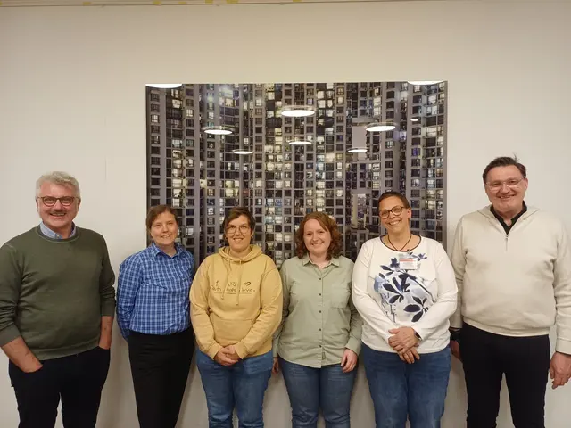 Der neue Vorstand des Kreiskatholikenrates mit (v.l.): Pfarrer Thomas Taxacher, Sarah Dickopf, Larissa Markus, Klara Koenig, Julia Sabine Linke und Kreisdechant Norbert Hörter. Foto: Katholikenrat