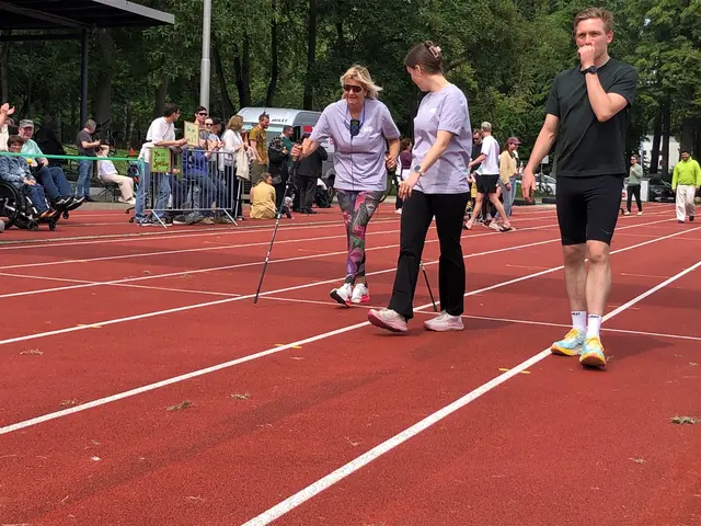 Vier Runden auf der Tartanbahn im ASV-Stadion - 1.600 Meter: Für Tanja, die seit 26 Jahren unter Multipler Sklerose leidet ist diese Leistung nur dank des Trainings und es unermüdlichen Einsatzes der Therapeutinnen und Therapeuten im NiB möglich.
Kleiner Exkurs: Krankenkassen machen sich bei der Unterstützung dieser Therapien oftmals einen "schlanken Fuß" und finanzieren - wenn überhaupt - nur das Minimum. Aber das ist eine eigene Geschichte.... | Foto: dru