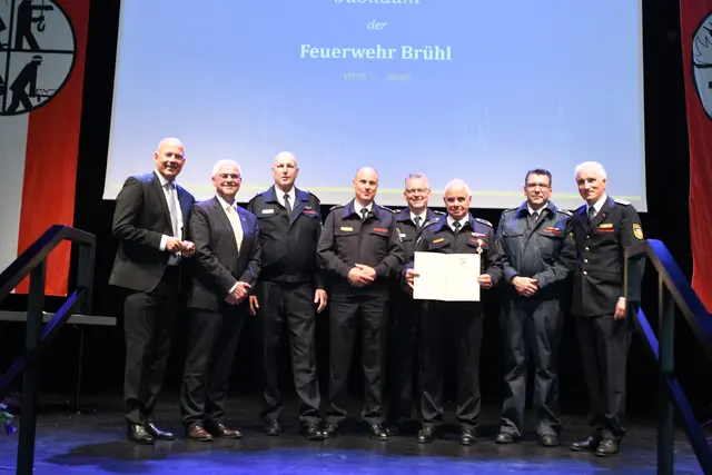 Die Landesregierung NRW würdigte die großen Verdienste der Brühler Feuerwehr mit der Ehrenurkunde. | Foto: Foto  Brodüffel