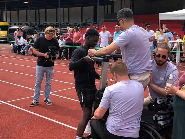 Ray ist ein Hüne, aber inzwischen ist der ehemalige Basketballer an den Rollstuhl gefesselt. Jeder Meter, den er mit Hilfe der NiB-Therapeuten auf eigenen Beinen schafft, ist für ihn ein Sieg | Foto: dru
