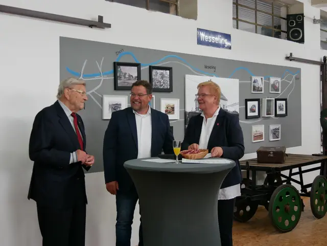 Eröffnung des Eisenbahnmuseums der Köln-Bonner Eisenbahn-Freunde e.V. in der alten Güterabfertigung der KBE: 
v.l.n.r. Jean Riemann, Dirk Collin, Monika Engels-Welter.  | Foto: Anita Brandtstäter 