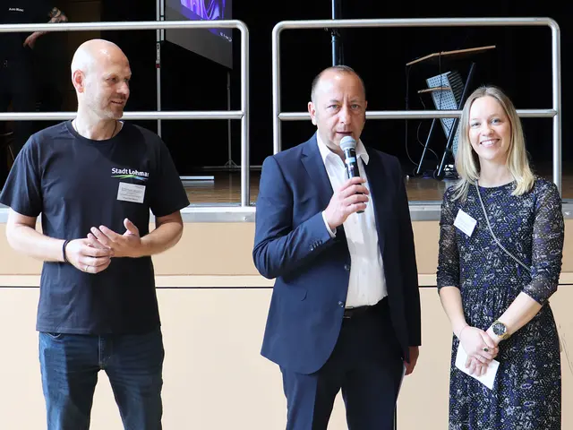 Bürgermeister Matthias Schmitz (Mitte), Stephan Weber, Leiter des Amtes für Innovation und Nachhaltigkeit, sowie Projektmanagerin Benita Kreps eröffneten gemeinsam die 4. Regional- und Nachhaltigkeitsmesse in Lohmar. | Foto: Stadt Lohmar
