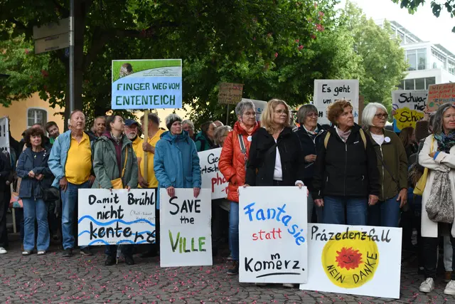 Vor der Ratssitzung protestierten rund 300 Bürgerinnen und Bürger gegen die Erweiterung des Phantasialands, | Foto: Foto  Brodüffel