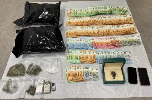 Die Bargeld, Mobiltelefone und verschiedene Drogen fanden die Beamten. | Foto: Polizei Köln