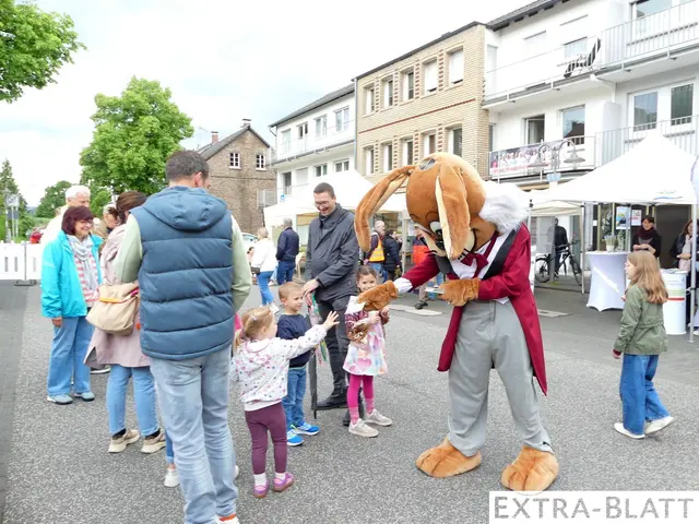 Auf der stark frequentierten und mit Attraktionen bespickten Dollendorfer Straße zog „Hasi“ besonders die Kinder an.  | Foto: Gast