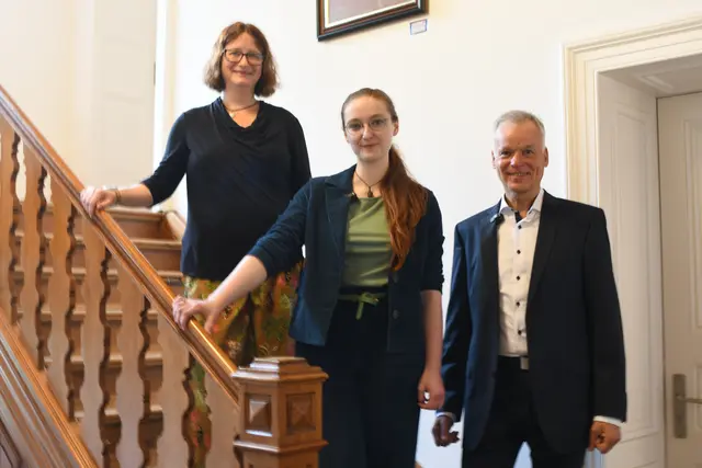 Christine Hölzmann, Dalilah Booz und Stephan Stübner kündigten den Beginn der Unterschriftensammlung für das Bürgerbegehren unmittelbar nach der Ratssitzung am 13. Juli an - für den Fall der Wiederaufnahme des Bebauungsplanverfahrens. | Foto: Foto  Brodüffel