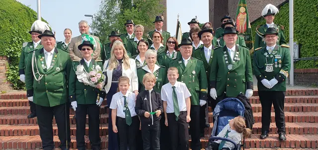 Gruppenbild der St. Sebastianus-Schützenbruderschaft Bürrig-Küppersteg im Anschluss an die Krönungsmesse 2025 in Christus König. Foto: Gabi Knops-Feiler 