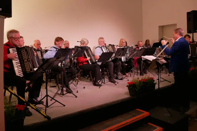 Das 1. Akkordeon-Orchester Hürth-Gleuel unter Leitung von Pavel Schickmann passte nur gerade so auf die Bühne des Kulturgasthauses Op d:r Eck in Hürth-Stotzheim.  | Foto: Anita Brandtstäter