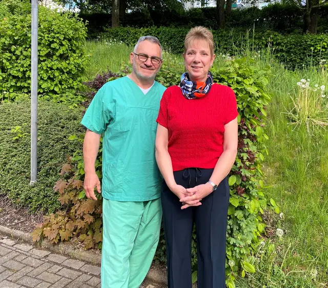 Monika Hardelt und Uwe Mutter, Leiter des Zentrums für Neuromodulation | Foto: Helios Klinik Wipperfürth