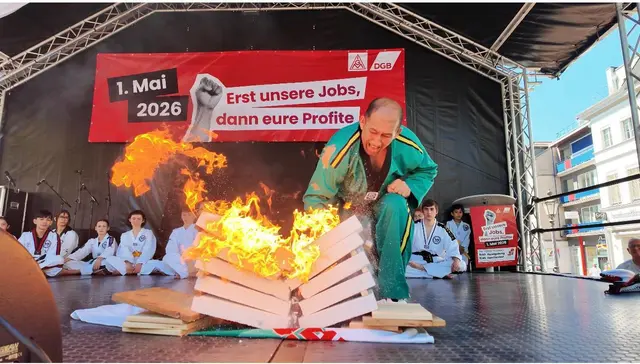 Großmeister Amir Sultani begeisterte bei der Taekwondo-Show des Taekwondo Clubs Troisdorf mit einem Feuer-Act. | Foto: Taekwondo Club Troisdorf