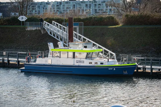 Ein Boot der Wasserschutzpolizei in Köln. | Foto: Serkan Gürlek