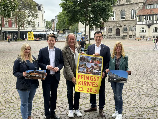 Doppelte Freude bei Heike Hiebert vom Ordnungsamt der Stadt, Landrat Arne von Boetticher, Burkhard Unrau, Bürgermeister Marcel Kreutz und Ute Unrau, Leiterin des Ordnungsamtes.  Foto: ak