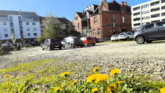 Das rote Backsteinhaus an der Schillerstraße in Opladen (im Hintergrund) steht derzeit im Fokus der Öffentlichkeit. Der GBO plant dort einen neuen Gebäudekomplex mit bis zu 75 Wohnungen. Foto: Gabi Knops-Feiler 