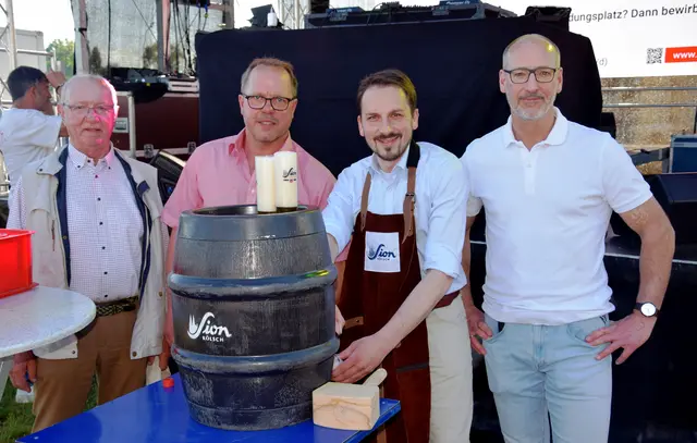 In freudiger Erwartung eines tollen Pfingsfestes
v.l.n.r..: Hans Wielpütz (MGV), Martin Krämer (TUS) , BM Matthias Großgarten, Jürgen Schänzler (TUS)