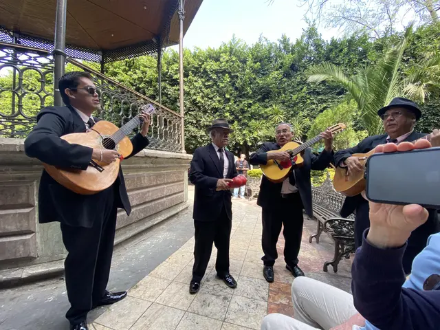 Die Gruppe "Los Frayles" in Aktion. Zwei Gitarren, ein Requinto (Quintgitarre) und Maracas für den Rhythmus. Seit fast 50 Jahren unterwegs.