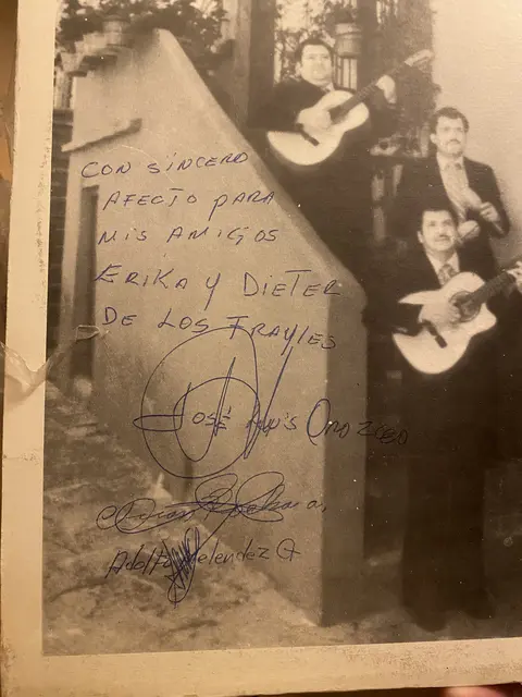 Das LP-Cover von 1982 mit den Unterschriften der Musiker. Adolfo Melendez ganz unten. Er ist der mittlere der Musiker.