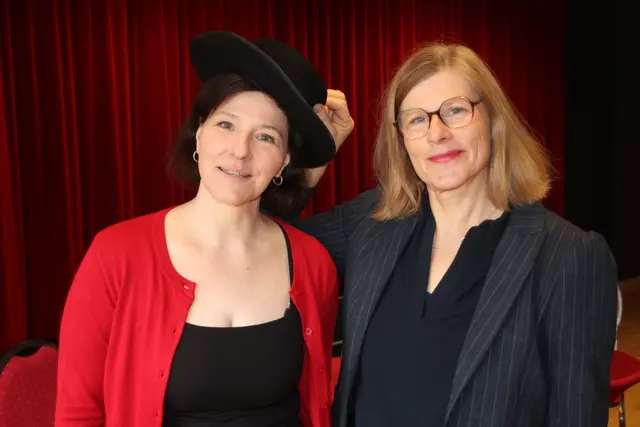Intendantin Claudia Timpner (r.) reicht den Hut weiter an Kornelia Eng-Huniar. Foto: Flick