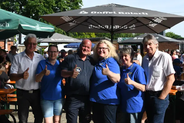 Freuten sich über das Top-Event der Fidele Bröhler*Falkenjäger: (v.l.) FBK-Präsident Georg Müller, Jungfrau Kerstin I. (Krips), Fidele-Präsident Hans Hoffmann, Prinz Sonja I. (Rohrbach), Bauer Kristina I. (Spreinat) und Prinzenführer Wolfgang Fritz. | Foto: Foto: Brodüffel