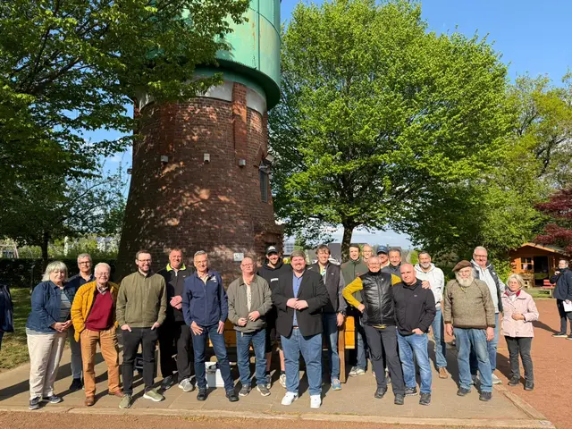 Zahlreiche „Gratulanten“ trafen sich am Alten Wasserturm in Witzehelden, um die Anbringung der Denkmalplattete zu würdigen. Foto: Francesco Lo Pinto, Stadt Leichlingen