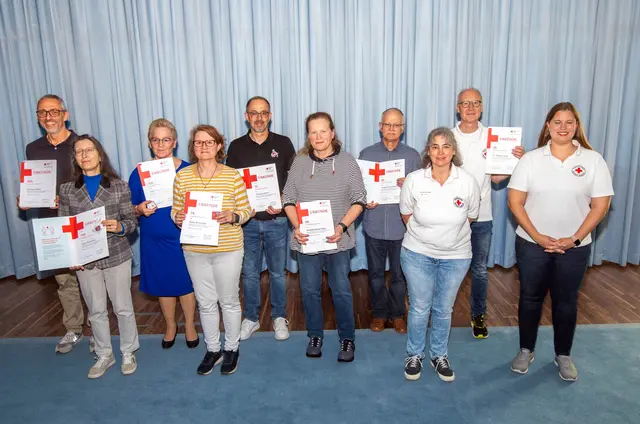 Blutspender und DRK-Ehrenamtliche (v.l.): Michael Groß (200), Ingrid Neumann (150), Silke Sagolla (100), Petra Schneider und Thomas Anton (75), Annette Hardt (50), Norbert Grahn (25), Blutspende-Leiterin Angela Heider, Vorsitzender Dr. Ralph Laske (25) und 2. Vorsitzende Julia Erley. Foto: Axel König